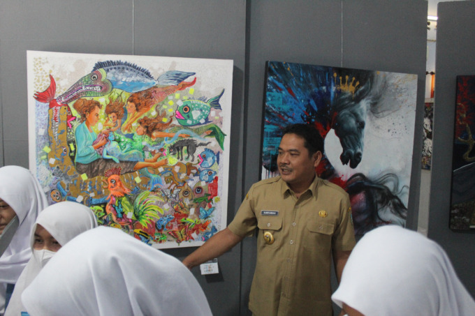 Wabup SUmrmbah saat meninjau langsung pameran lukisan membentang ijo abang #7