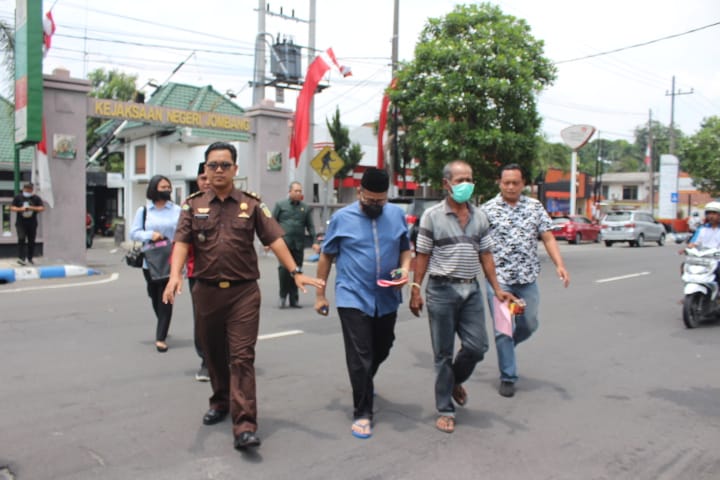 AH, eks kasi barangbukti Kejari Bojonegoro (Baju biru) saat dikeler jalan kaki menuju Lapas Kelas IIB Jombang