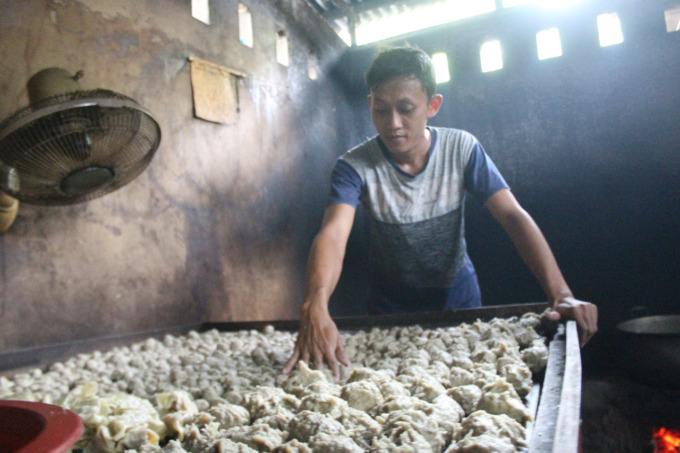 Lukman Arifin produsen pentol di Dusun Mojoranu, Desa Tanggalrejo, Kecamatan Mojoagung sedang mendinginkan pentol produksinya sebelum dijual.