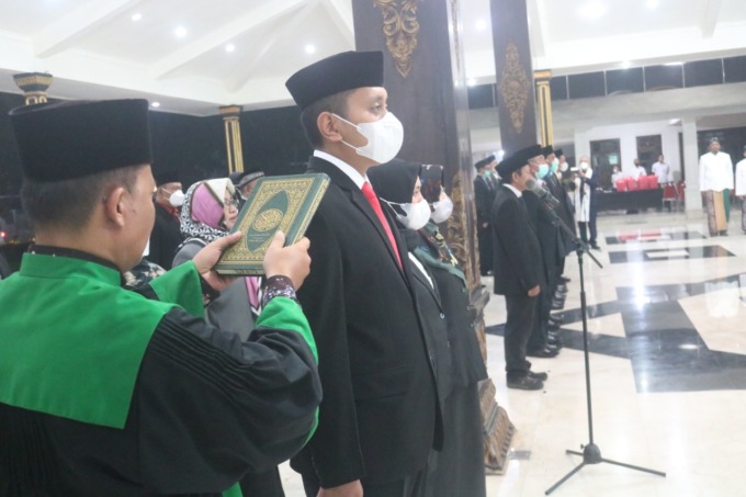 Proses pengambilan sumpah jabatan saat pelantikan Rabu (2/11) malam.
