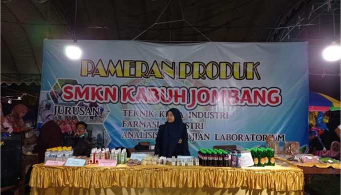 Pameran produk karya siswa, salah satu upaya SMKN Kabuh menumbuhkan jiwa wira usaha pada lulusannya.