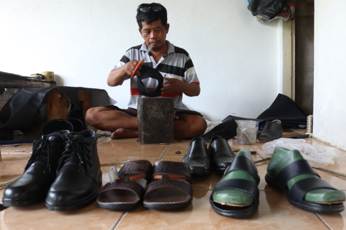 Alisin, 51 saat membuat pesanan sepatu di rumahnya Desa Sidowarek, Kecamatan Ngoro, Kamis (3/11).