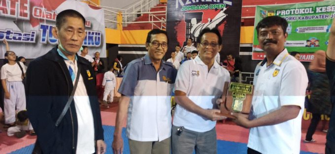 Kwat Prayitno bersama pengurus Forki Jombang menerima plakat juara umum Kejurnas Jombang Open 2022 dari Ketua FORKI Jatim Syamsul Ma