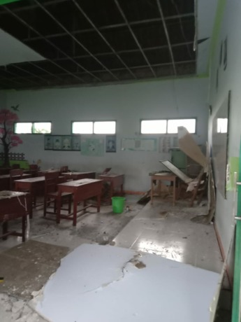 Ruang kelas di MI Isyadut Tholibin, Dusun Sawahan, Desa Barongsawahan yang rusak terdampak angin kencang dan hujan es Minggu (6/11) siang.