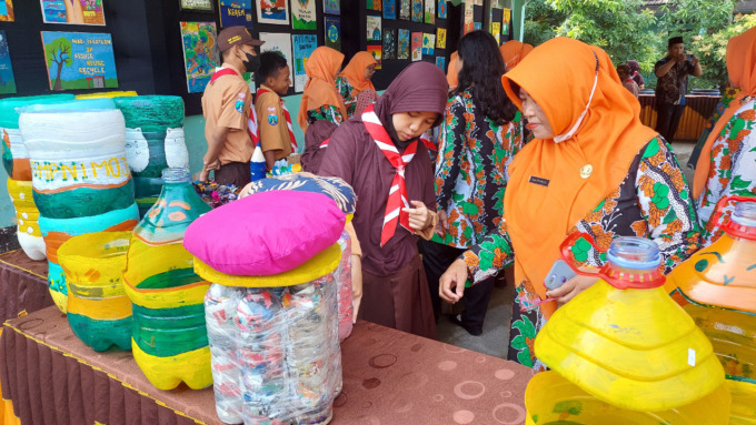 Produk hasil karya siswa dari pengolahan sampah yang ditampilkan pada kegiatan P5 di SMPN 1 Mojowarno