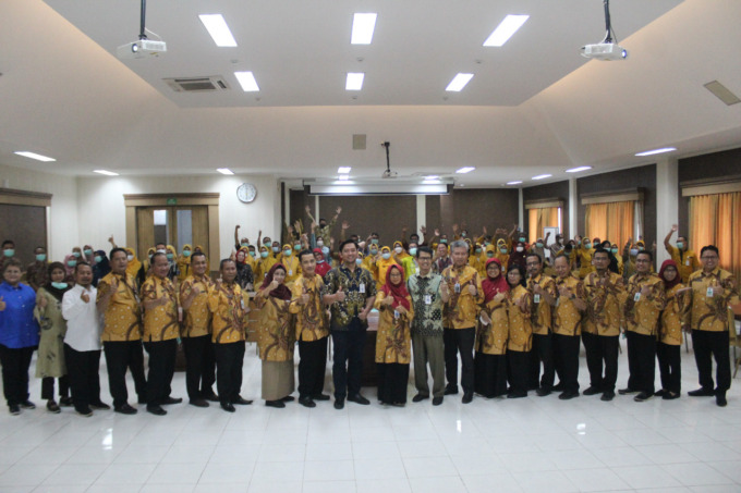Direktur RSUD Jombang dr Ma’murotus Sa’diyah Mkes foto bersama jajaran dokter dan keluarga besar RSUD Jombang kemarin.