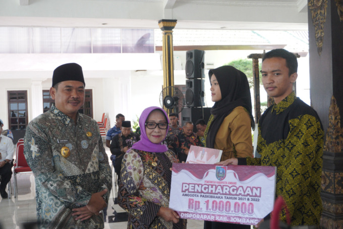 Bupati Hj Mundjidah dan Wabup Sumrambah menyerahkan penghargaan kepada anggota Paskibraka di pendopo, kemarin.