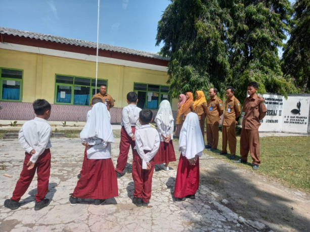 Siswa SDN Sumberaji 2 Kecamatan Kabuh mengikuti kegiatan di luar sekolah, Senin (7/11).