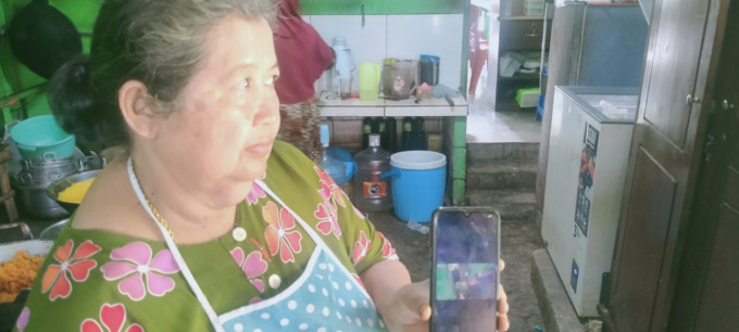 Muntinah, menunjukkan rekaman CCTV yang merekam aksi pencurian elpiji di warungnya