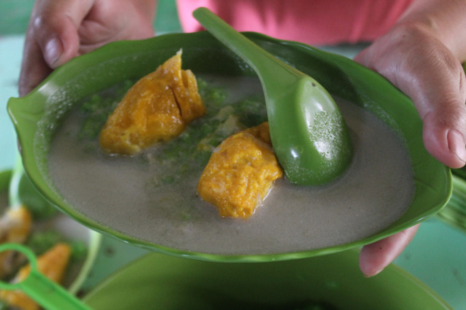 Kolak durian ketan hijau yang dijual Yaduah di Wonosalam