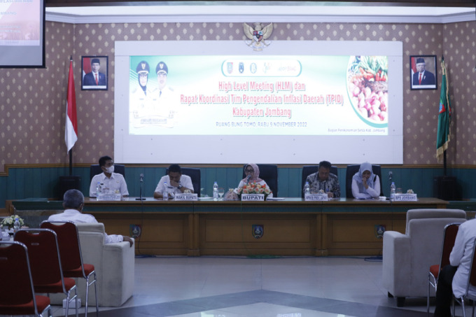 Bupati Jombang bersama TPID saat menggelar rakor di ruang Bung Tomo Pemkab Jombang Kamis (10/11)