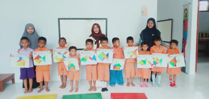 Siswa dan orang tua mengerjakan tangram di TK Tri Bhakti, Segodorejo, Sumobito, Rabu (9/11).
