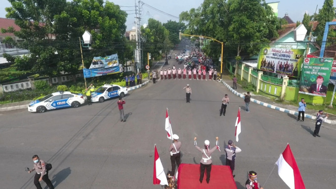 Polisi, warga dan siswa saat prosesi mengheningkan cipta dan menyanyikan Indonesia Raya di SImpang empat Jl Dr Soetomo Kamis (10/11) pagi.