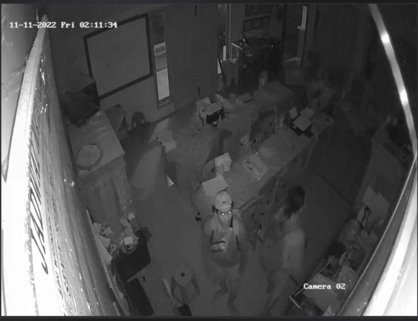 Dua pelaku yang terekam CCTV saat mengobok-obok ruang guru SDN Wonosalam 5