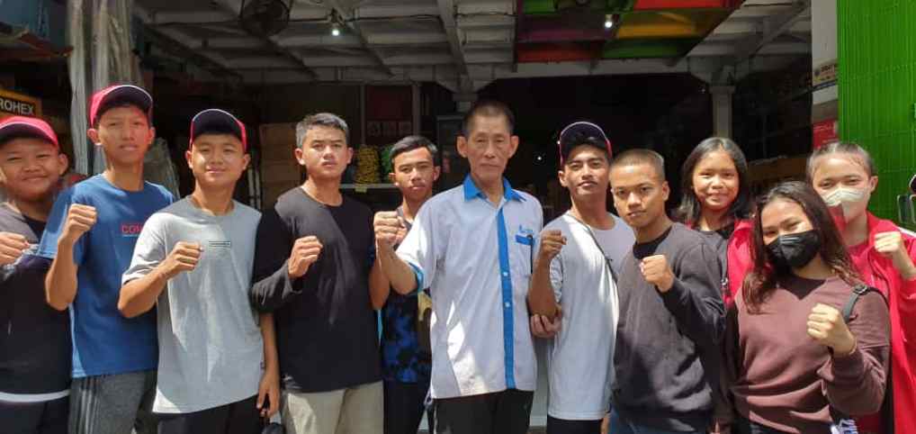 Para karateka yang tampil Popda Jatim saat pamit kepada Kwat Prayitno (9/11).