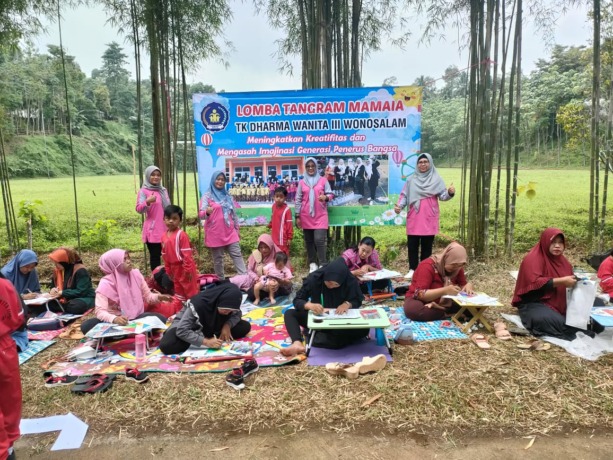 Siswa mengerjakan lomba tangram di jalan sebelah pondok BMW Mangirejo, Wonosalam, Jumat (11/11).