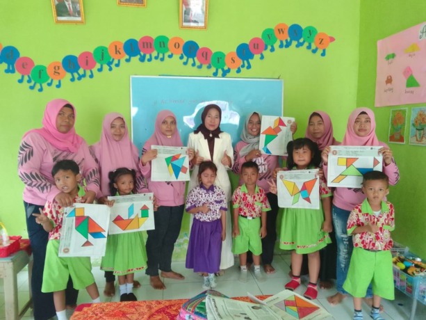 Mama dan siswa TK Negeri Pembina Bareng mengerjakan tangram di dalam kelas, Rabu (9/11).