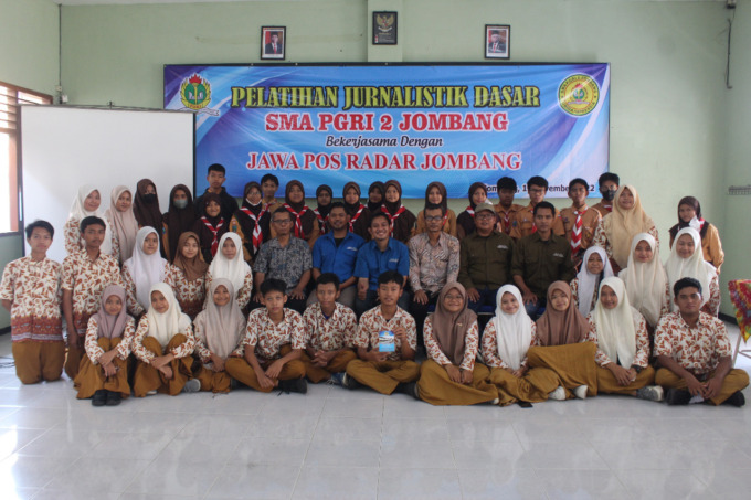Peserta Ngaji Jurnalistik bersama pemateri dari Jawa Pos Radar Jombang juga kepala SMA PGRi 2 Jombang