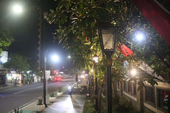 Kondisi lampu di depan RSUD Jombang yang mati, bahkan tak dipasang bohlamnya.