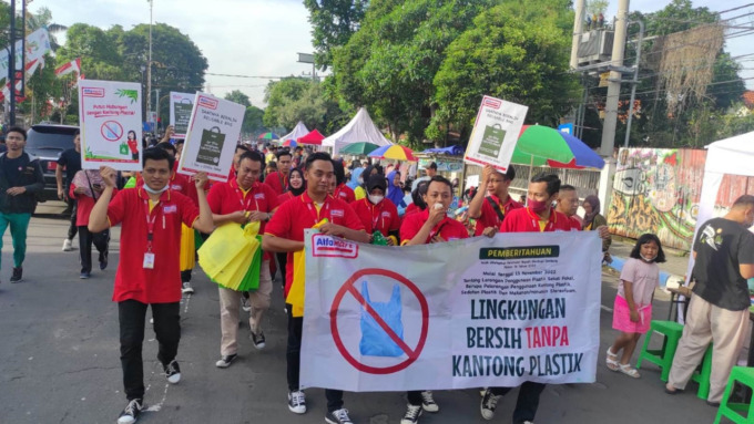 Alfamart membagi-bagikan tas ramah lingkungan kepada masyarakat yang mengikuti Car Free Day (CFD) kemarin.