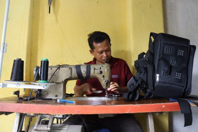 Suntoro, 48, warga Desa Sidowarek, Kecamatan Ngoro membuat aneka macam tas di rumahnya.