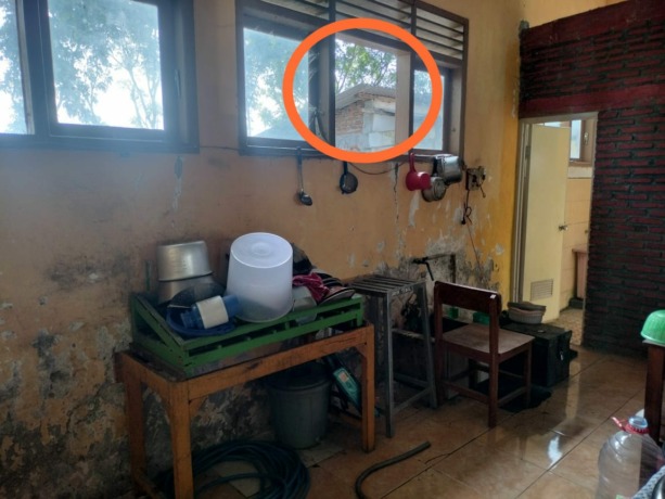 Kaca jendela di samping ruang guru ini diambil kacanya dan jadi jalan masuk pencuri di SDN Pakel 1