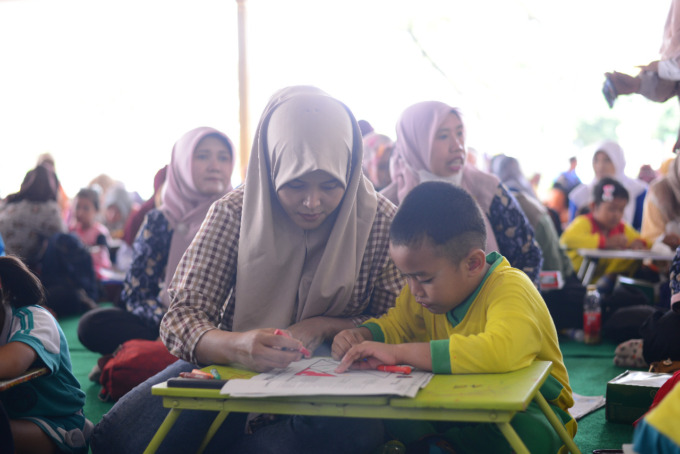 Peserta lomba Tangram Mamamia antusias mengikuti lomba.