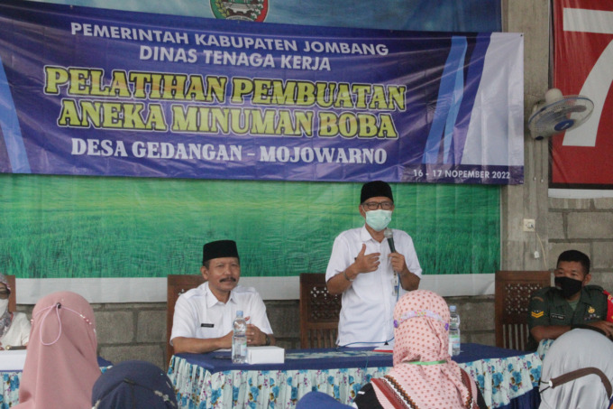 Sekretaris Dinas Tenaga Kerja Jombang Gatut Wijaya membuka pelatihan di Desa Gedangan Kecamatan Mojowarno, kemarin (16/11).