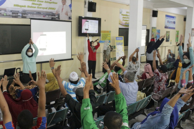 Umi Hanik Mardiyana AMd.Ft  saat memberikan ilmu fisioterapi kepada fasilitas kesehatan paling dasar di RSUD Jombang