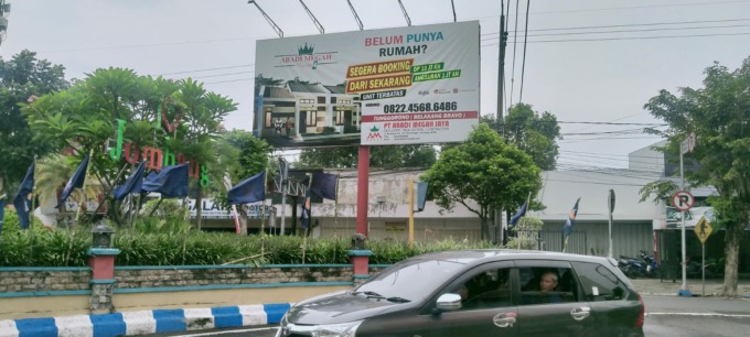 Reklame besar di Utara Ringin Contong ini segera dibongkr lantaran telah habis ijinnya dan melanggar perbup
