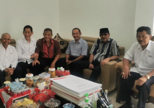 Kwat Prayitno bersama Ketua Umum  Forki Jombang Widjono Soeparno serta pengurus PMI Jombang (17/11).