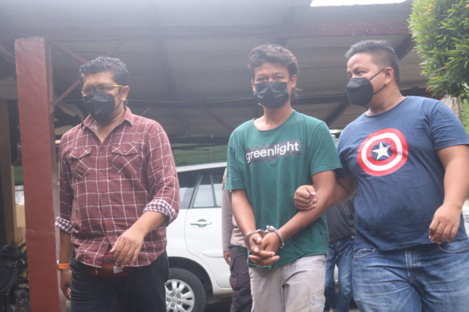 Tersangka M hendi Efendi saat digelandang ke Mapolsek Jombang Kota