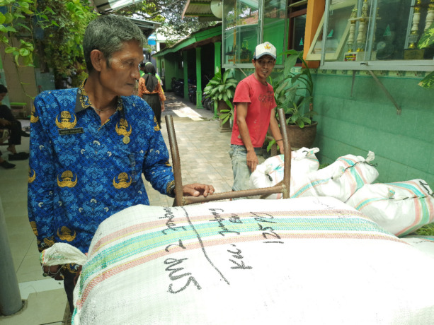 Penyaluran kain seragam gratis di SMPN 3 Jombang yang belum rampung