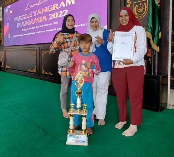 Davin Puiztiano Nevando, 6, yang didampingi sang ibu, Iis Fitriana, 26., juara I lomba Tangram Mamamia 2022