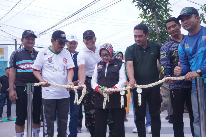 Bupati Jombang meresmikan Taman Informasi secara simbolis dengan pengguntingan pita.