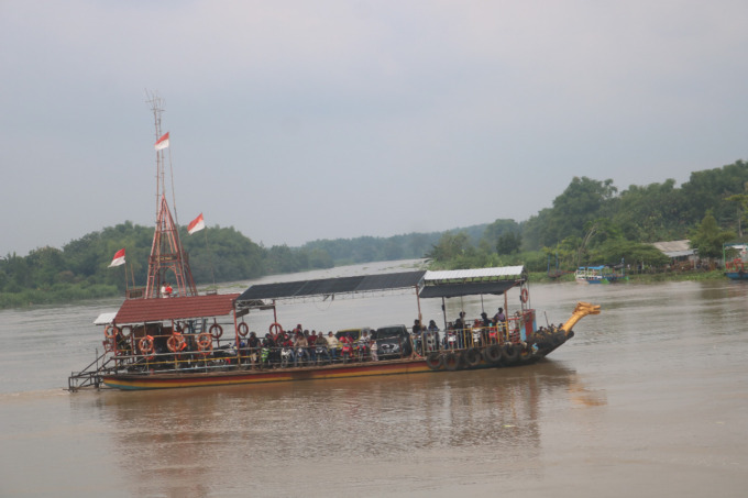 Salah satu perahu penyebrangan yang beroperasi meski debit air Brantas tinggi