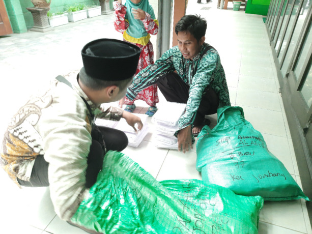 Penyaluran kain seragam gratis di salah satu sekolah di Jombang yang belum tuntas hingga Senin (21/11)