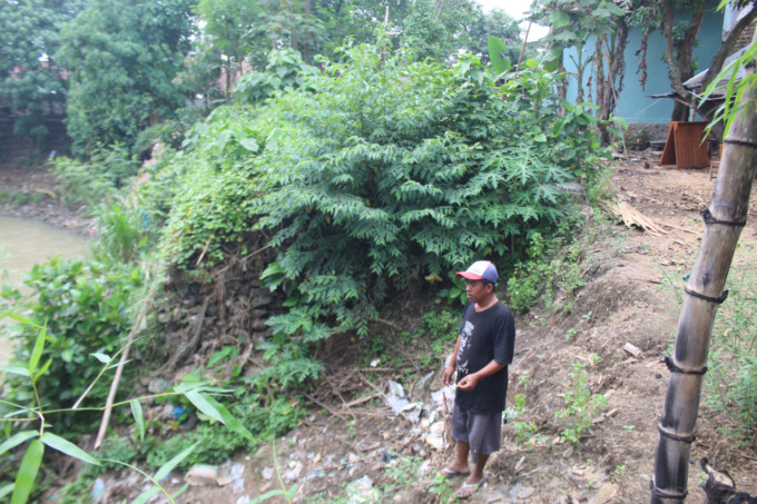 Warga Dusun/Desa Grobogan Kecamatan Mojowarno waswas melihat tanggul kritis di belakang rumahnya, (22/11).