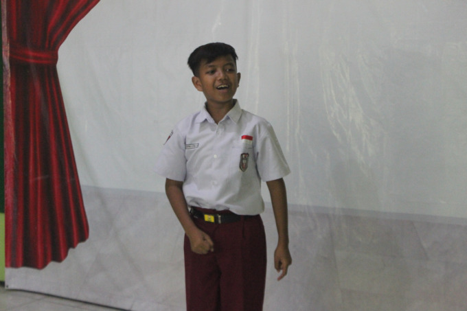 Aykel Suranta, latihan menyanyi di ruang kesenian SDN Blimbing Kecamatan Gudo kemarin (22/11)