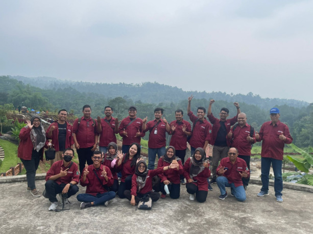 Kru Jawa Pos Radar Jombang usai menggelar rapat akhir tahun di Duran-Duren Wonosalam Rabu (23/11)