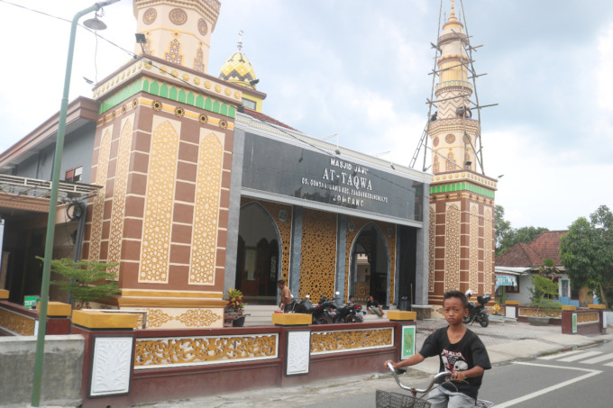 Masjid At Tawqa di Desa Gondangmanis, kecamatan Bandarkedungmulyo