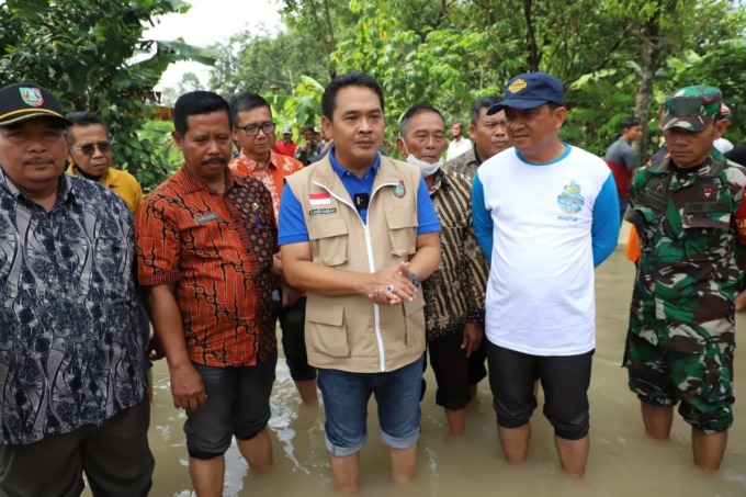 Wabup Jombang bersama Sekdakab dan Kepala OPD saat meninjau lokasi banjir di Desa Madiopuro, Sumobito