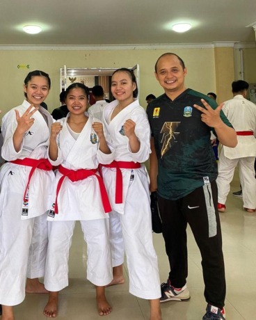 Karateka Jombang Thalya Rosa S, Nurina Dyatika, Jazilla Nur Annisa dan pelatih Aditya Harja Nenggar usai meraih perunggu kata beregu putri pada Pomnas di Padang Sumatera Barat (24/11).