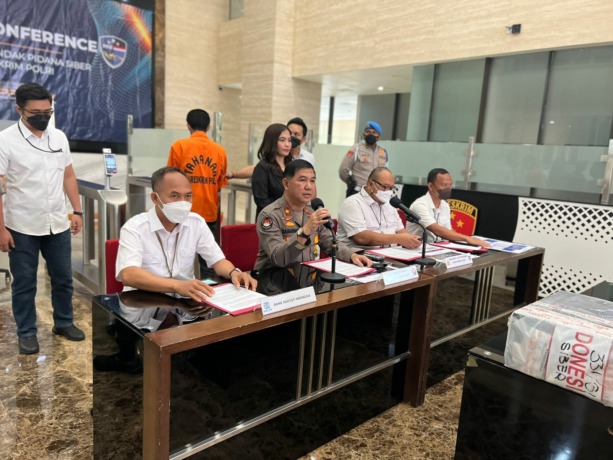 Tiga tersangka Soceng yang berhasil dibekuk Bareskrim Mabes Polri. Dalam proses ini, BRI proaktif melaporkan kasus itu dan aktif berperang melawan kejahatan bermodus soceng.