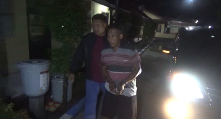 Heri Utomo, saat digelandang ke Mapolsek Mojoagung