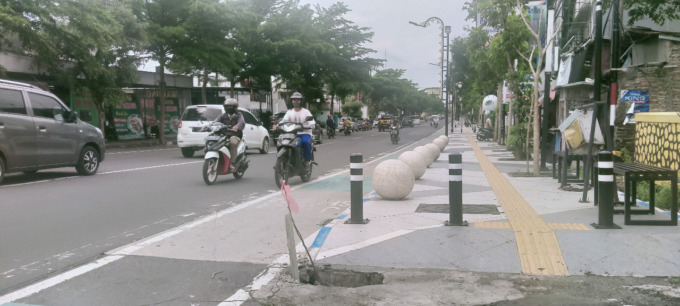 Lubang di jembatan panengel yang belum ditangani dan hanya diberi tanda ranting pohon.