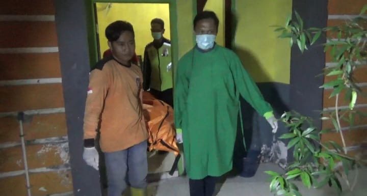 Petugas sedang mengevakuasi jasad korban dari kamar hotel menuju Puskesmas