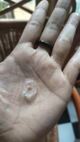 Salah satu warga Wonosalam menunjukkan butiran es yang jatuh