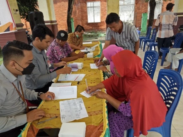 Proses penyaluran buku tabungan bagi penerima program RTLH