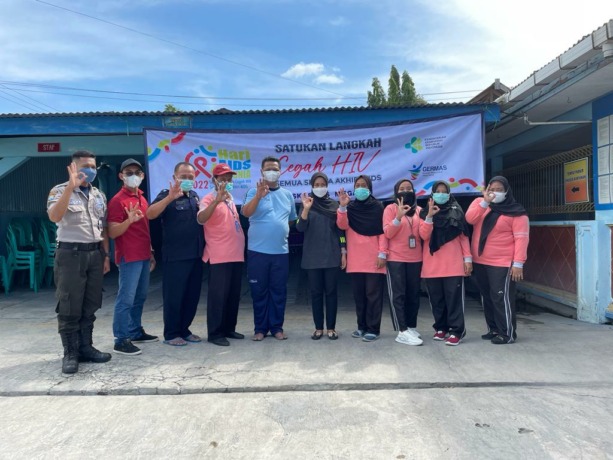 Tim pemeriksaan dari puskesmas dan manajemen perusahaan PT Satwa Utama Raya Unit III Desa Balongsari Kecamatan Megaluh